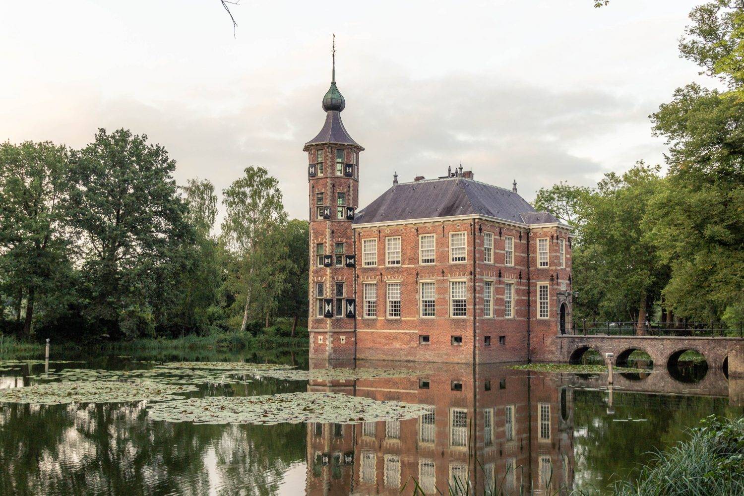 El Kasteel Bouvigne por la tarde
